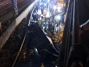 Al menos 20 personas murieron al caer un colectivo de un puente en Venecia Al menos 20 personas murieron al caer un colectivo de un puente en Venecia