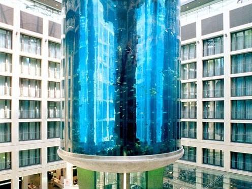 Explotó el acuario cilíndrico más grande del mundo y provocó destrozos en un importante hotel Explotó el acuario cilíndrico más grande del mundo y provocó destrozos en un importante hotel