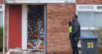 Acumulador apareció muerto bajo montañas de basura en su casa Acumulador apareció muerto bajo montañas de basura en su casa