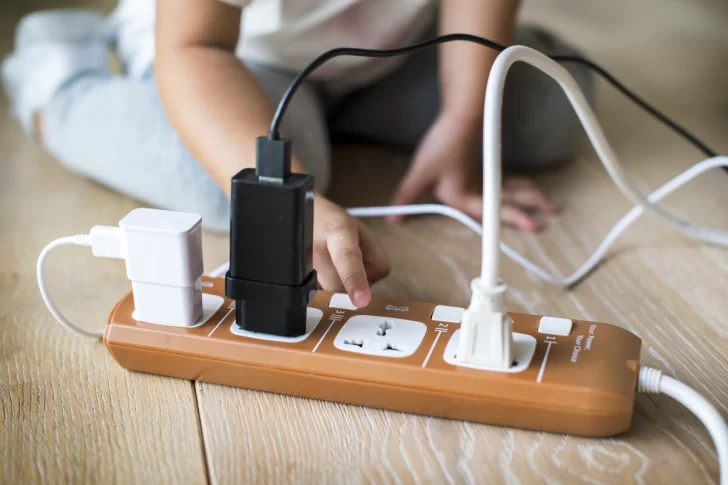 Murió un chico de 11 años en Brasil mientras jugaba con un celular que se estaba cargando