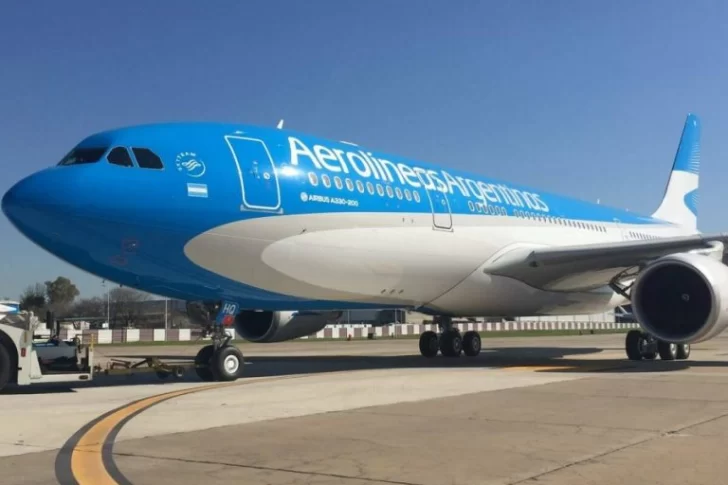 Aerolíneas suspenderá a casi 8.000 empleados por dos meses y recortará salarios