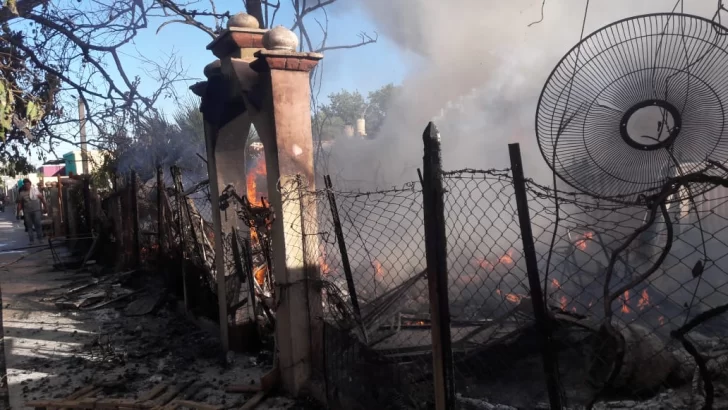 Una mujer se quedó con lo puesto luego de que su casa terminara reducida a cenizas Una mujer se quedó con lo puesto luego de que su casa terminara reducida a cenizas
