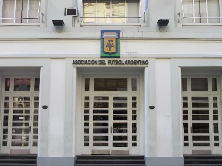 Policía Federal allana la AFA por una causa de defraudación y lavado de dinero Policía Federal allana la AFA por una causa de defraudación y lavado de dinero