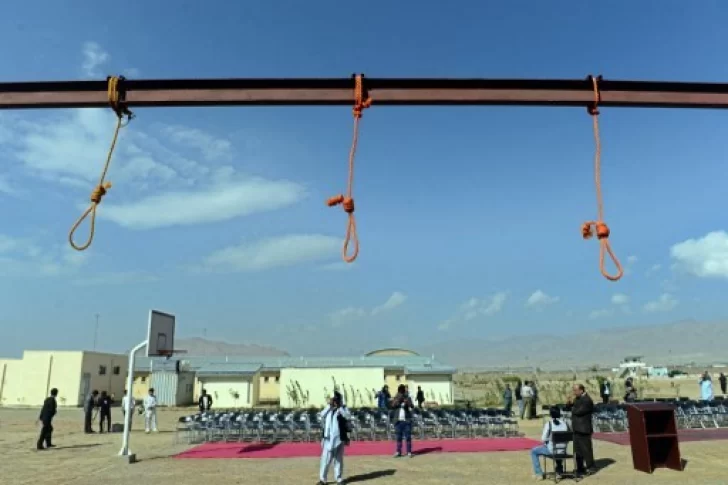 Castigaron con 40 latigazos a una mujer por hablar con un hombre por teléfono