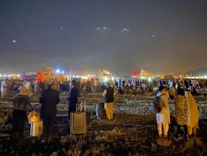 Caos en Afganistán por el terror a los talibanes: al menos 5 muertos en el aeropuerto de Kabul Caos en Afganistán por el terror a los talibanes: al menos 5 muertos en el aeropuerto de Kabul