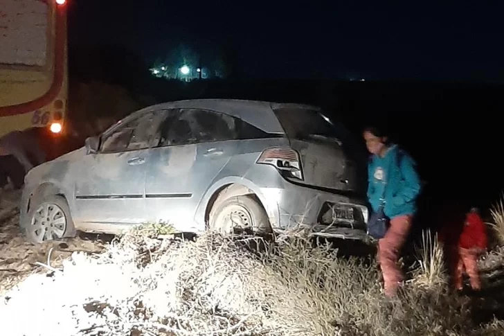 Milagro en la ruta: se reventó un neumático de su auto y protagonizó un vuelco espectacular