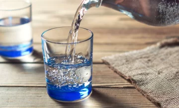 Los beneficios de tomar un vaso de agua al despertar