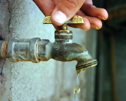 Vecinos de Pedernal, preocupados por la escasez y cortes sorpresivos de agua