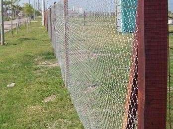 Motociclista se llevó puesto un alambrado y se quebró varias partes del cuerpo Motociclista se llevó puesto un alambrado y se quebró varias partes del cuerpo