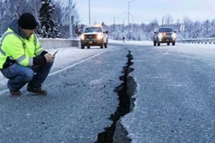 Un sismo de magnitud 8,2 sacudió las costas de Alaska y emitieron alertas de tsunami