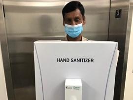 Escándalo en las redes por el “expendedor humano” de alcohol en gel en un petrolera Escándalo en las redes por el “expendedor humano” de alcohol en gel en un petrolera