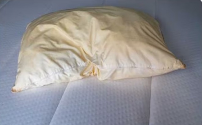 Por qué las almohadas se vuelven amarillas con el tiempo y cómo resolverlo