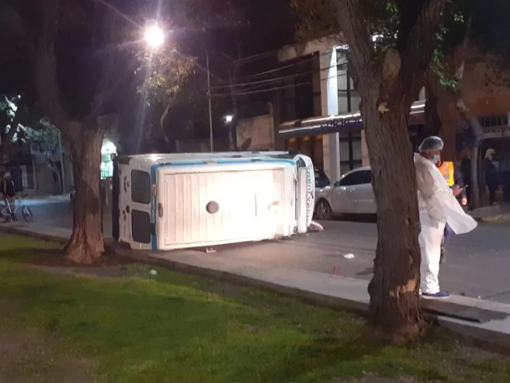 Una ambulancia chocó con un auto y volcó: un enfermero resultó fracturado Una ambulancia chocó con un auto y volcó: un enfermero resultó fracturado