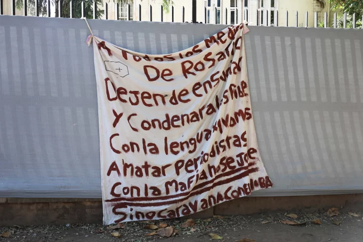 Dejan cartel con advertencia mafiosa en Telefé-Rosario: “Vamos a matar a periodistas”