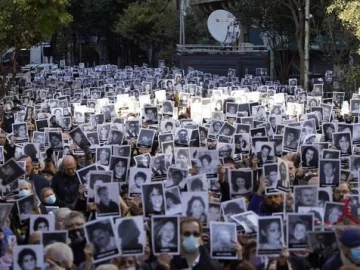 La AMIA rindió homenaje a las víctimas del atentado, a 28 años: “¿Cómo se explica tanta impunidad?” La AMIA rindió homenaje a las víctimas del atentado, a 28 años: “¿Cómo se explica tanta impunidad?”