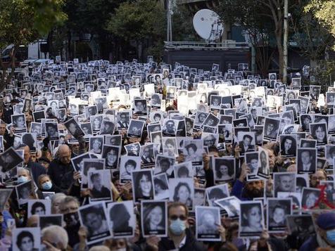 La AMIA rindió homenaje a las víctimas del atentado, a 28 años: “¿Cómo se explica tanta impunidad?” La AMIA rindió homenaje a las víctimas del atentado, a 28 años: “¿Cómo se explica tanta impunidad?”