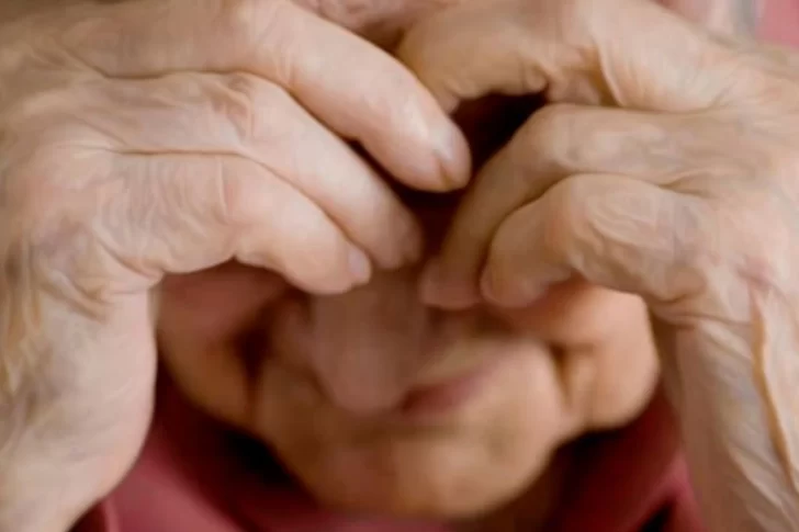 El caso de la anciana que insulta, a la Justicia