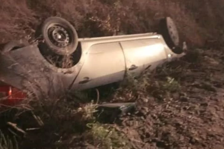 Perdió el control de su auto, chocó contra un árbol y cayó a un zanjón