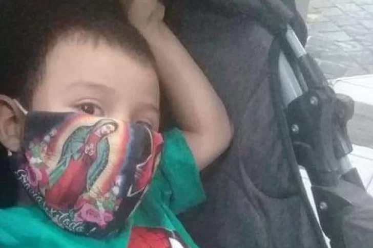 Desesperada, rifa alimentos para pagarle el médico a su hijito con dos quistes cerebrales