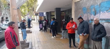 Último día de inscripción para el bono de $18.000: largas colas en las oficinas de ANSES local Último día de inscripción para el bono de $18.000: largas colas en las oficinas de ANSES local