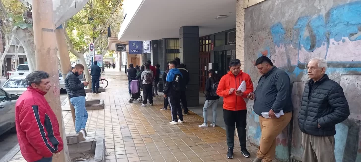 Último día de inscripción para el bono de $18.000: largas colas en las oficinas de ANSES local Último día de inscripción para el bono de $18.000: largas colas en las oficinas de ANSES local
