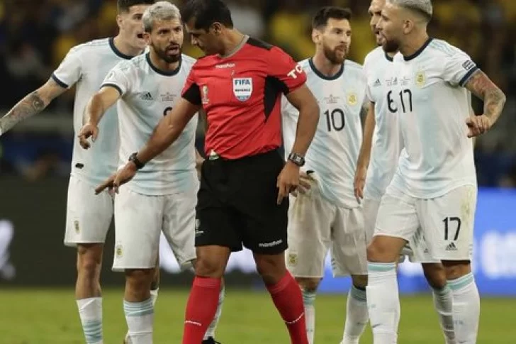 Desde el VAR le avisaron a Zambrano que revisara el penal a Agüero