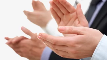 Dos activistas fueron encarcelados por aplaudir en un juicio en Hong Kong Dos activistas fueron encarcelados por aplaudir en un juicio en Hong Kong