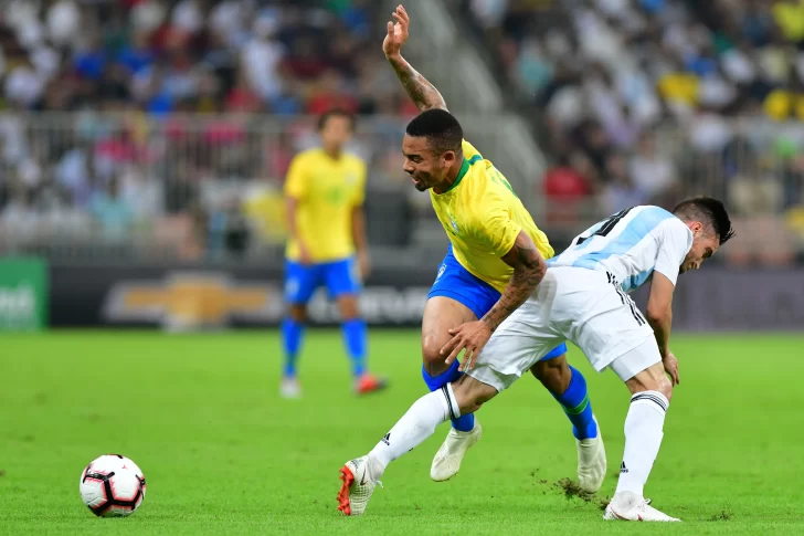 Argentina perdió con Brasil por un gol agónico y Scaloni perdió el invicto