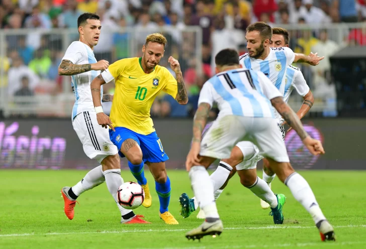 Argentina se la hizo difícil a Neymar