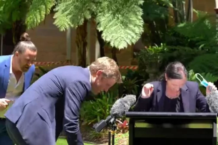 Una araña gigante se trepó a una funcionaria en medio de una conferencia sobre el Covid