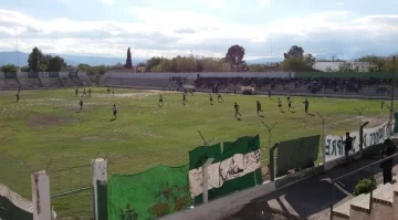 Dentro del estadio de Árbol Verde golpearon a un periodista para robarle