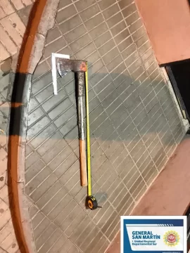 Atacó a hachazos al supuesto violador de su hija y terminaron destrozando varias vidrieras Atacó a hachazos al supuesto violador de su hija y terminaron destrozando varias vidrieras