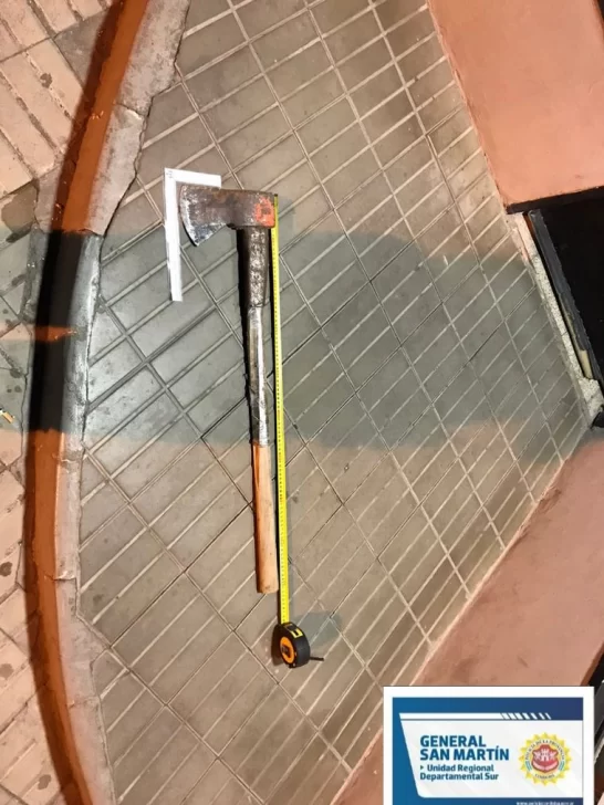 Atacó a hachazos al supuesto violador de su hija y terminaron destrozando varias vidrieras Atacó a hachazos al supuesto violador de su hija y terminaron destrozando varias vidrieras