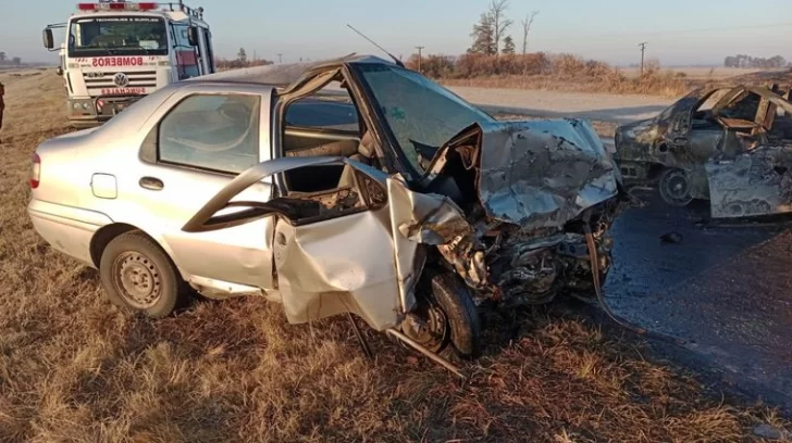Cuatro personas murieron calcinadas al incendiarse su auto tras un choque frontal en Santa Fe