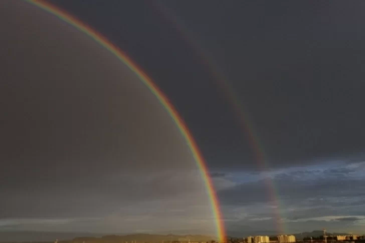 Una familia encontró el final del arcoiris y lo filmó