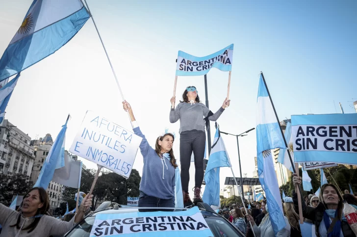 Otro fuerte reclamo popular contra el Gobierno copó la Plaza y el Obelisco