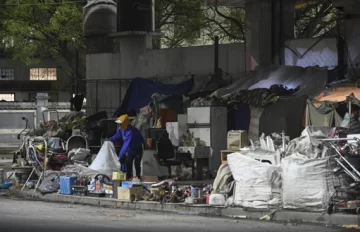 Cien personas bajo los puentes de la Ciudad Cien personas bajo los puentes de la Ciudad