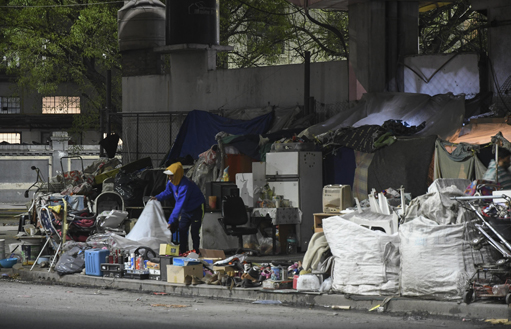 Cien personas bajo los puentes de la Ciudad Cien personas bajo los puentes de la Ciudad