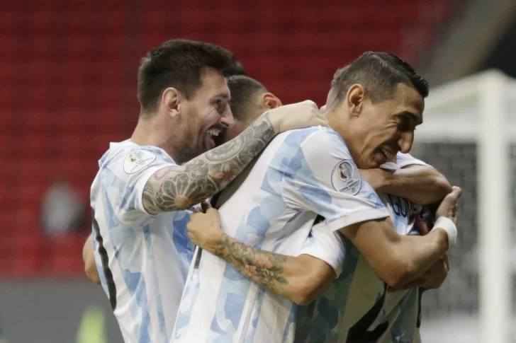 Argentina, sin brillo, venció 1-0 a Paraguay y se aseguró clasificar a la siguiente fase
