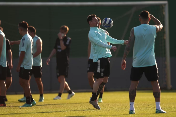 Scaloni no mostró las cartas en la práctica: las dudas en 5 puestos del once inicial