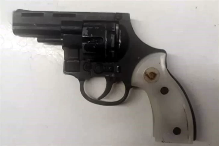 Un chico de 16 años que iba en moto le mostró un arma a la Policía y huyó: lo atraparon