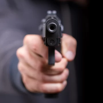 A punta de pistola tres sujetos robaron $500 mil pesos y una moto de una marmolería A punta de pistola tres sujetos robaron $500 mil pesos y una moto de una marmolería