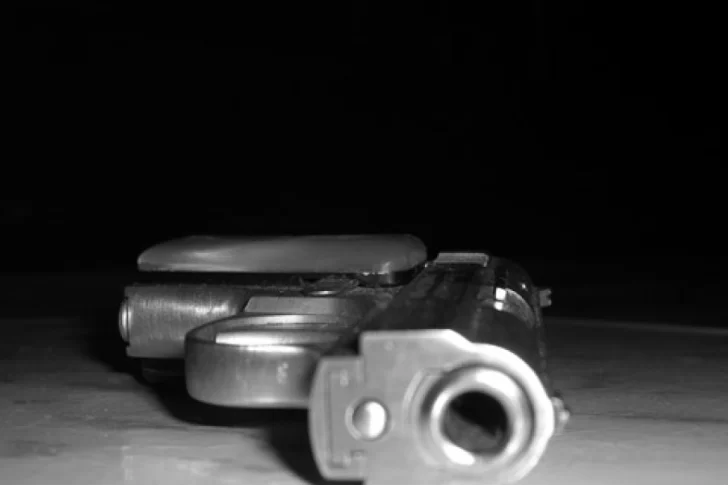 A punta de pistola tres sujetos robaron $500 mil pesos y una moto de una marmolería