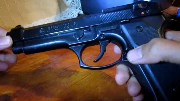 Un policía limpiaba su arma reglamentaria y se disparó accidentalmente