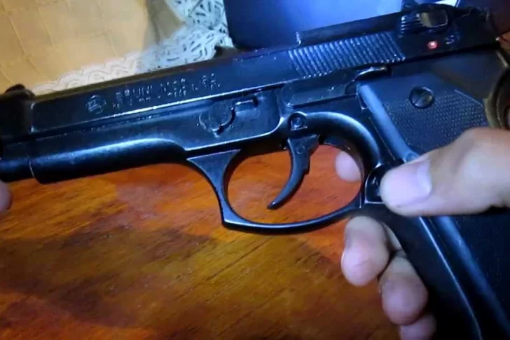 Estaba en la calle y dos sujetos le dispararon desde una moto: permanece en estado delicado