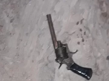 Motochorros armados sorprendieron a un chico de 14 años para robarle la campera Motochorros armados sorprendieron a un chico de 14 años para robarle la campera