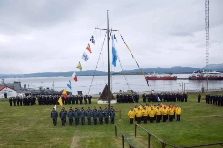 Denunció a un superior de la Armada, pero la “culpan” a ella por tener pechos grandes