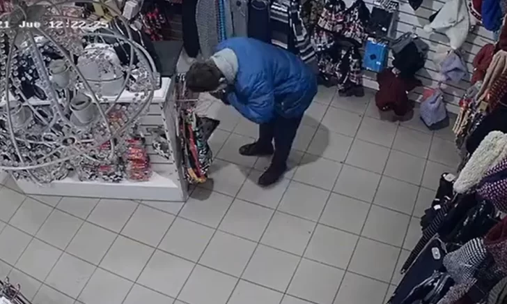 VIDEO: detienen a una anciana por robar dos pañuelos y un par de aros de un local céntrico VIDEO: detienen a una anciana por robar dos pañuelos y un par de aros de un local céntrico
