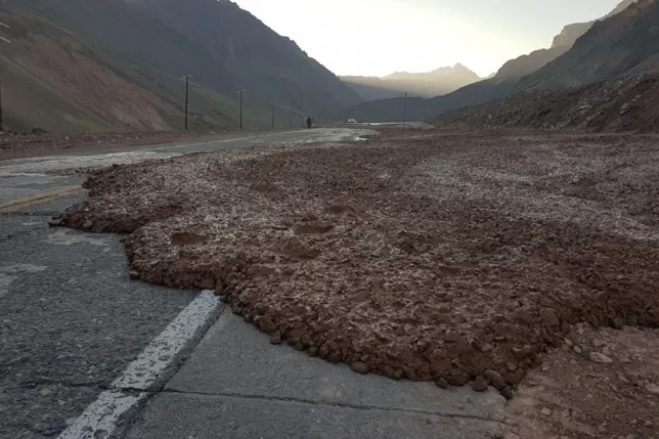 El Paso Cristo Rendentor, cerrado por un alud de barro