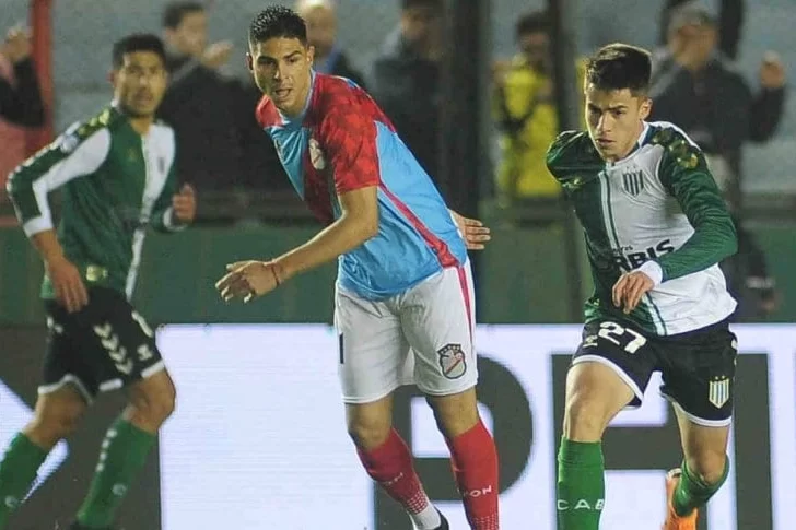 Con un polémico penal, Arsenal venció a Banfield